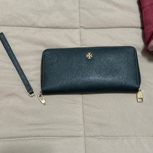 This item is broken!! Tory Burch zip wallet.